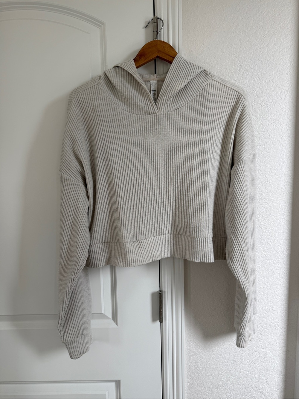 Alo yoga muse cropped hoodie
